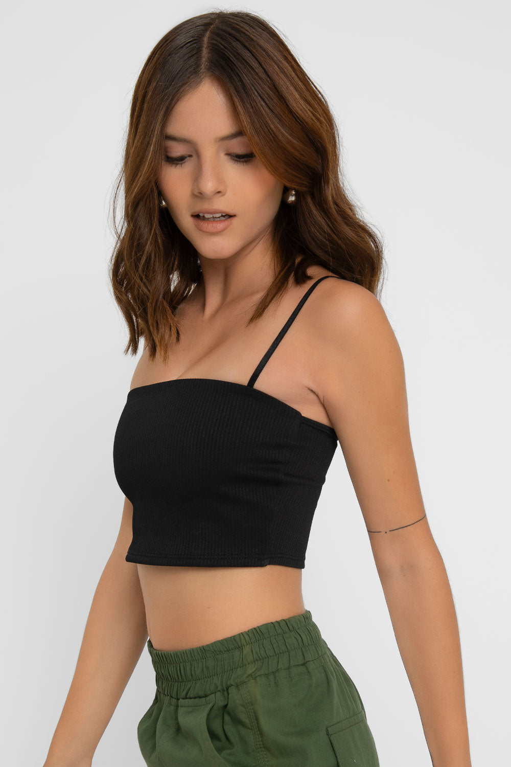 Crop top canalé de fit ajustado, escote recto y tirantes delgados ajustables.