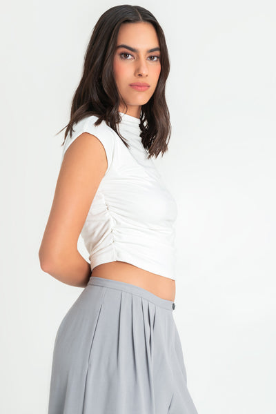 Crop top de fit ajustado, cuello mock seguido, manga corta seguida, fit ajustado y detalles plisados en costados.