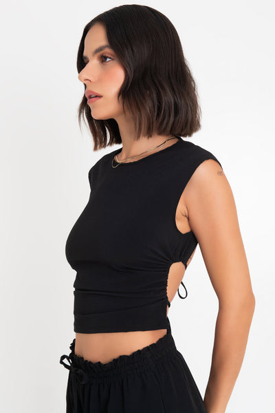 Crop top de fit ajustado, sin mangas, cuello redondo, plisados en costado y escote en espalda con lazos amarrable posteriores.