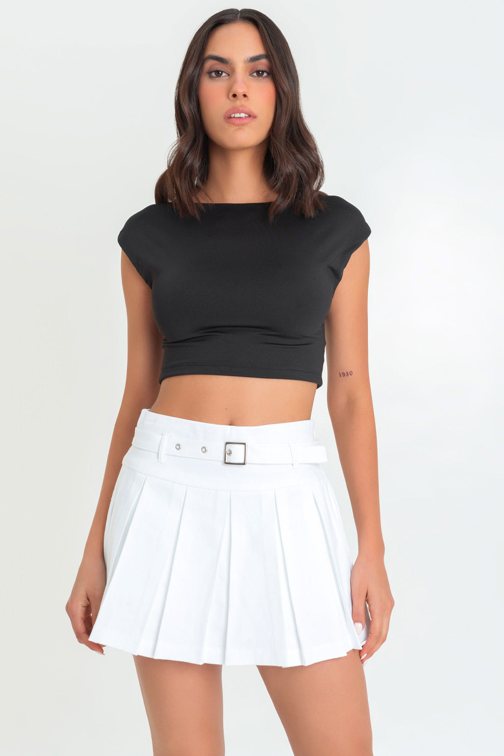 Crop top de fit ajustado, manga corta seguida, cuello barco y escote en espalda.