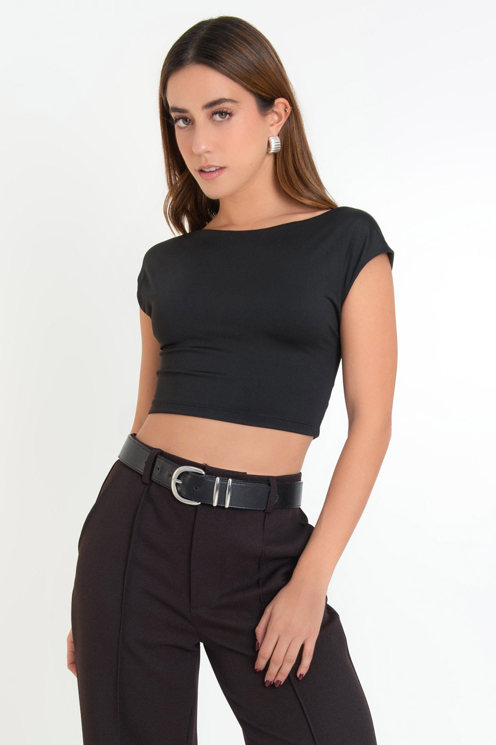 Crop top de fit ajustado, manga corta seguida, cuello barco y escote en espalda.