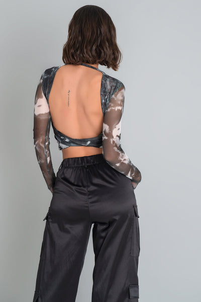 Crop top de mesh, estampado abstracto, fit ajustado, cuello redondo y manga larga en contraste. Detalle de escote en espalda con lazo y nudo inferior.