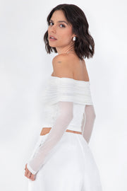 Crop top de mesh, fit ajustado, hombros descubiertos, manga larga, escote recto con doblez y plisados decorativos. Detalle de mangas en contraste.