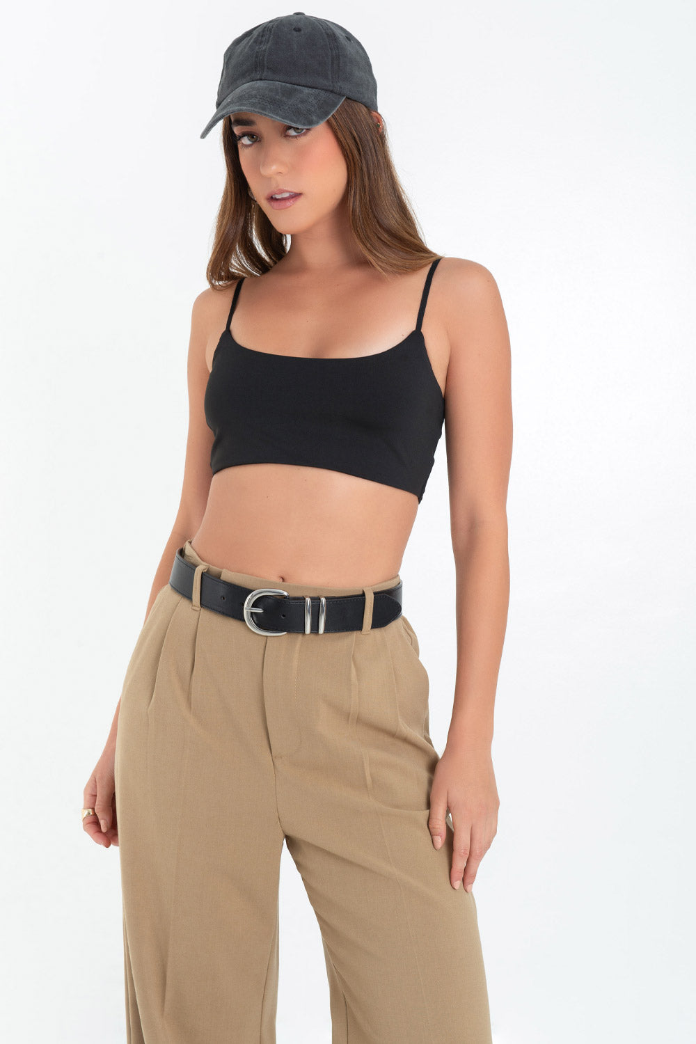 Crop top de fit ajustado, escote redondo y tirantes delgados ajustables.