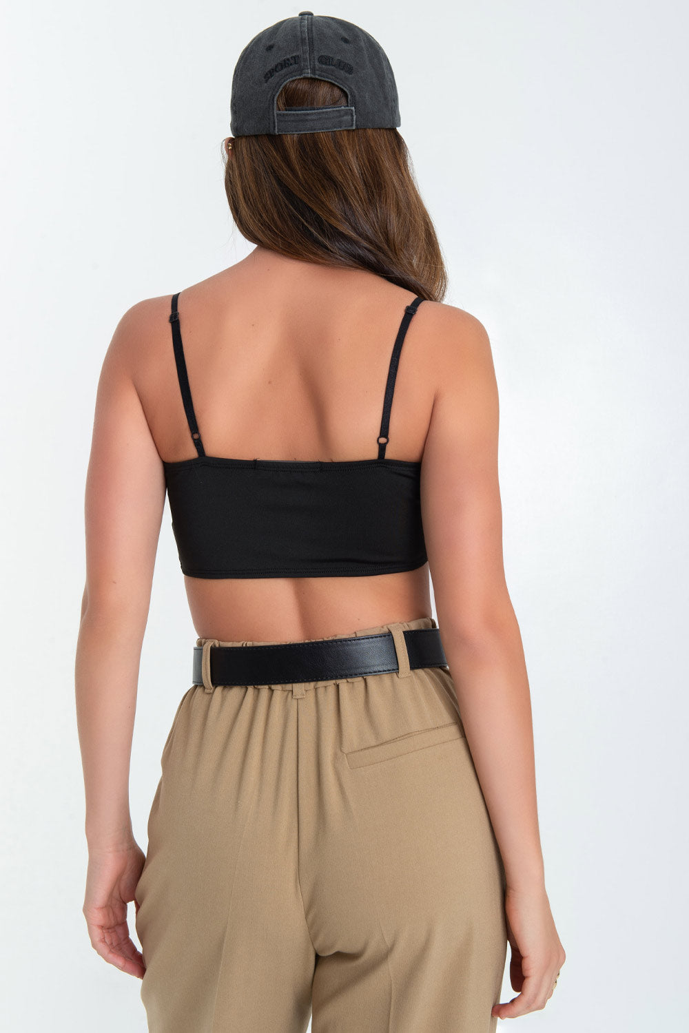 Crop top de fit ajustado, escote redondo y tirantes delgados ajustables.