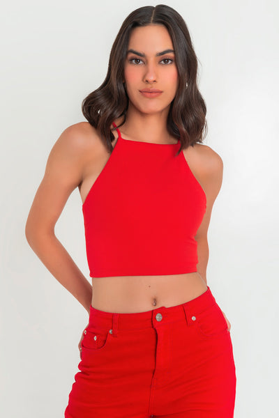 Crop top de fit ajustado, cuello halter con tirantes delgados cruzados, escote en espalda y jareta ajustable posterior.