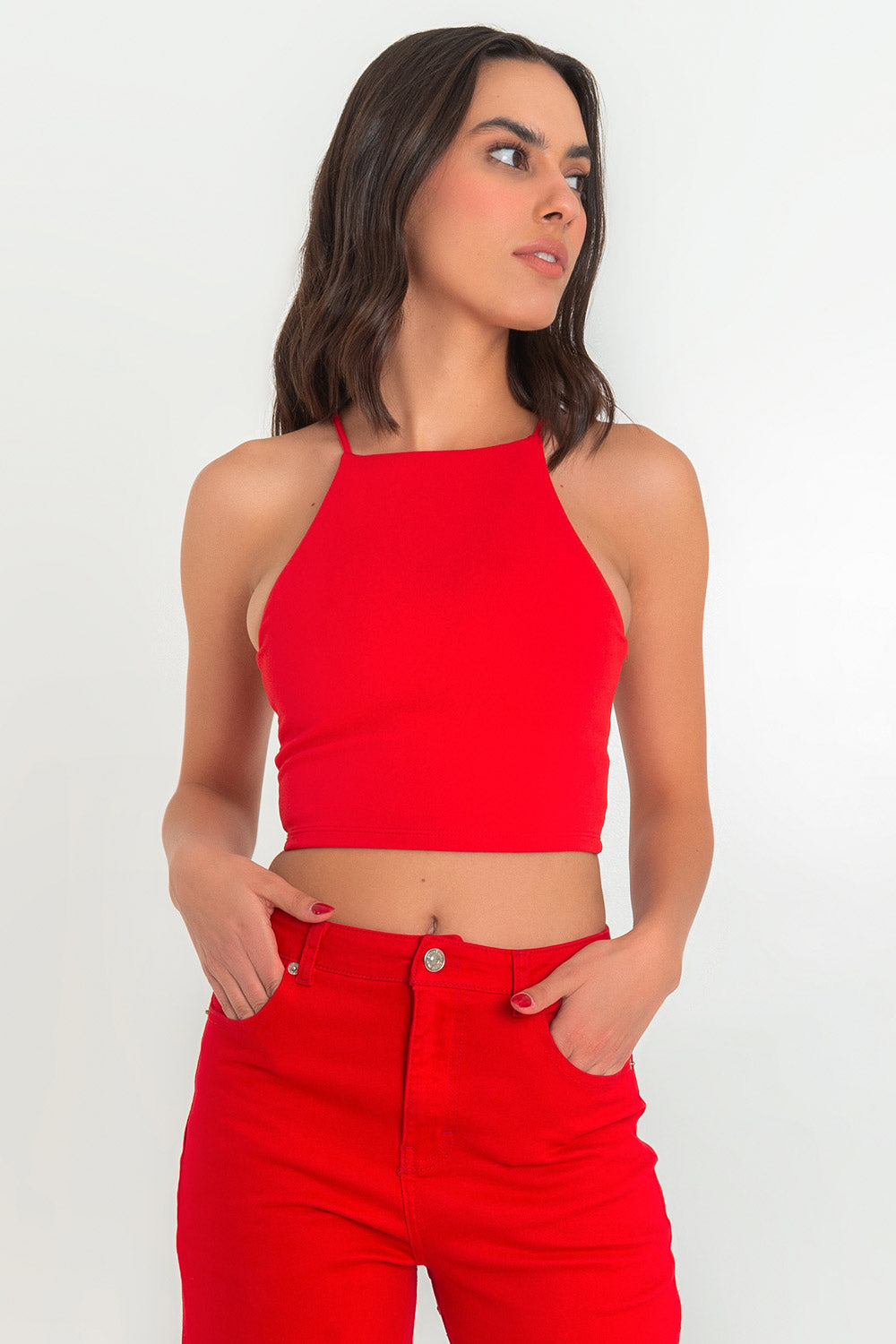 Crop top de fit ajustado, cuello halter con tirantes delgados cruzados, escote en espalda y jareta ajustable posterior.