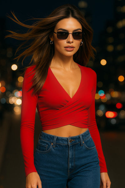 Crop top de escote v cruzado con plisados frontales, manga larga y fit ajustado.