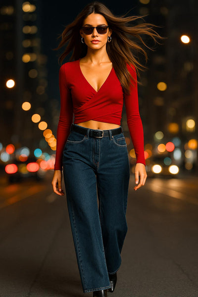 Crop top de escote v cruzado con plisados frontales, manga larga y fit ajustado.