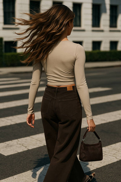 Crop top de escote v cruzado con plisados frontales, manga larga y fit ajustado.