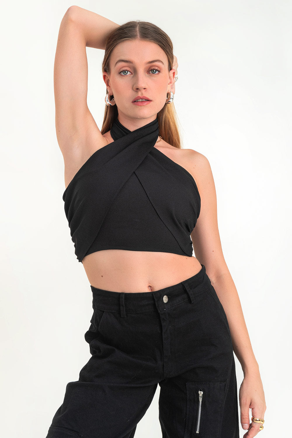 Crop top halter de fit ajustado, cruce frontal con cuello halter y lazo amarrable posterior. Detalle de fruncido en espalda.