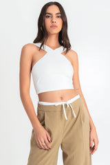 Crop top halter v ajustado