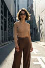 Crop top canalé de fit ajustado, escote v cruzado, plisados en costados y manga larga.
