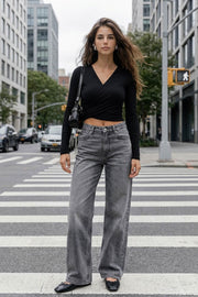 Crop top canalé de fit ajustado, escote v cruzado, plisados en costados y manga larga.