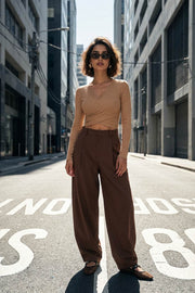 Crop top canalé de fit ajustado, escote v cruzado, plisados en costados y manga larga.