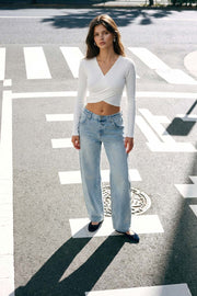 Crop top canalé de fit ajustado, escote v cruzado, plisados en costados y manga larga.