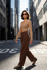 Crop top canalé de fit ajustado, escote v cruzado, plisados en costados y manga larga.