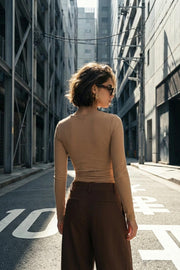 Crop top canalé de fit ajustado, escote v cruzado, plisados en costados y manga larga.