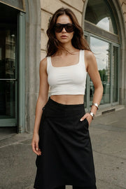 Crop top básico de fit ajustado, sin mangas y escote cuadrado.