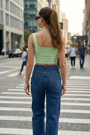 Crop top básico de fit ajustado, sin mangas y escote cuadrado.