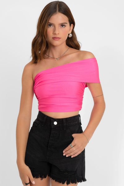 Crop top satinado asimétrico de fit ajustado, escote diagonal con una manga corta, hombros descubiertos y detalle de plisado en costados.