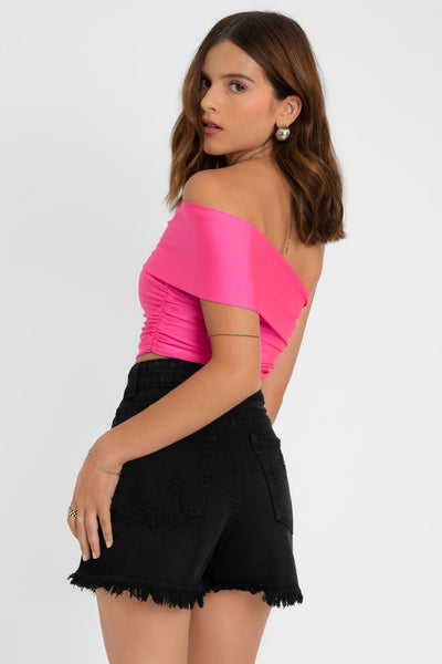 Crop top satinado asimétrico de fit ajustado, escote diagonal con una manga corta, hombros descubiertos y detalle de plisado en costados.