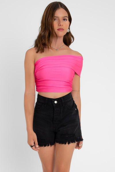 Crop top satinado asimétrico de fit ajustado, escote diagonal con una manga corta, hombros descubiertos y detalle de plisado en costados.