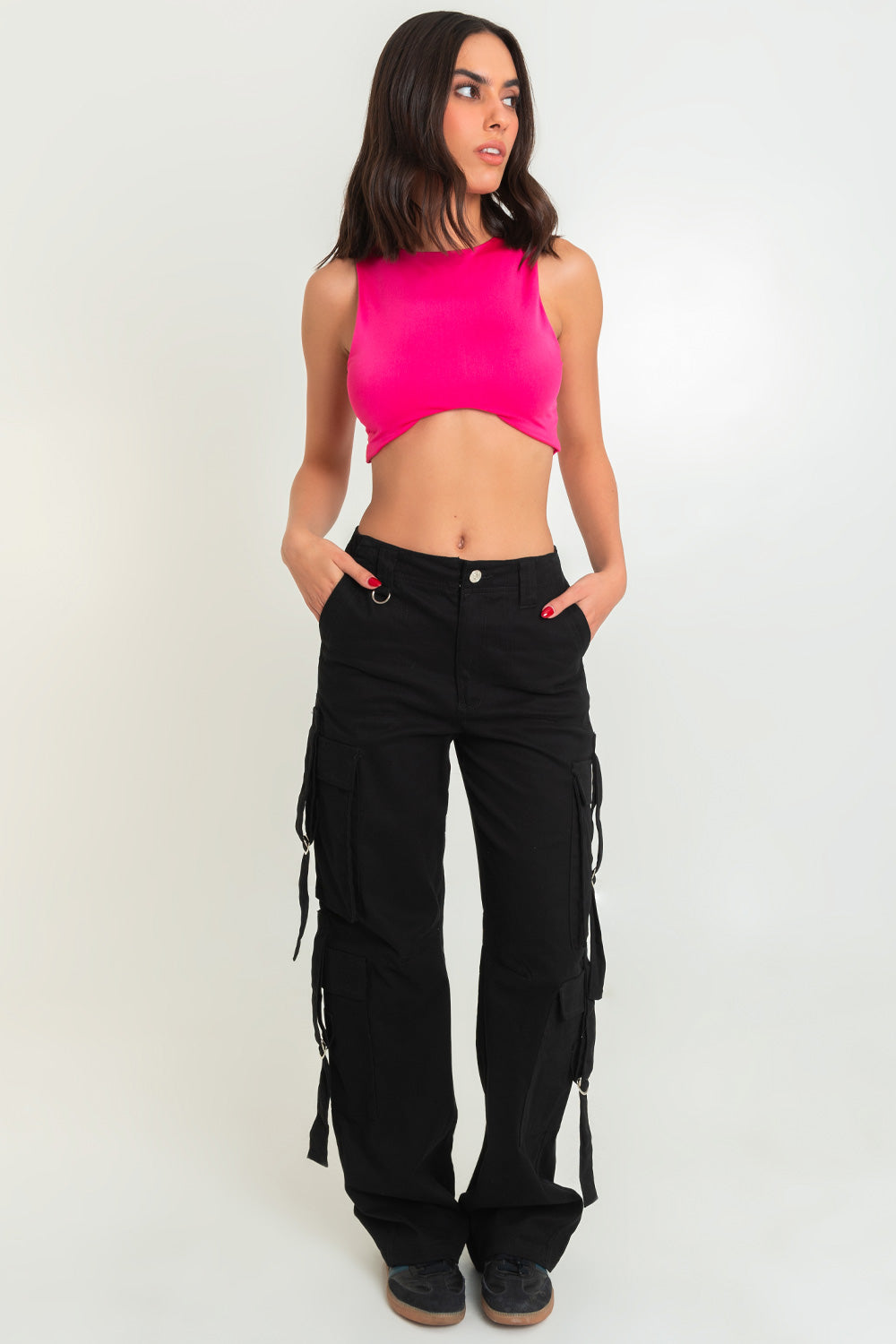 Crop top satinado de fit ajustado, sin mangas, cuello redondo y bajo frontal curveado.