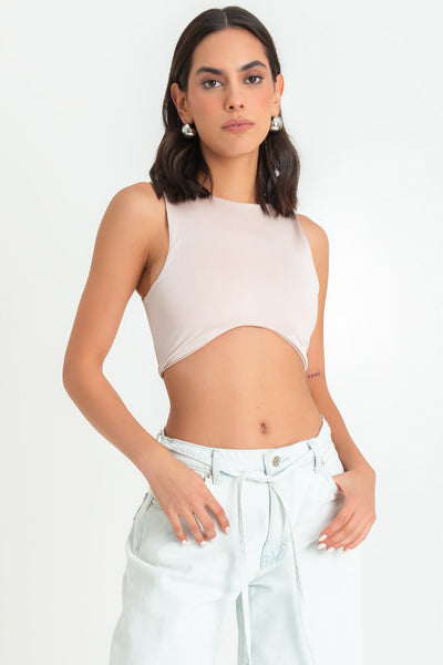 Crop top satinado de fit ajustado, sin mangas, cuello redondo y bajo frontal curveado.