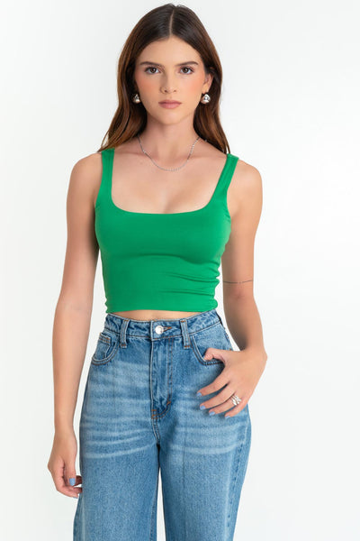 Crop top de tirantes, escote cuadrado y fit ajustado.