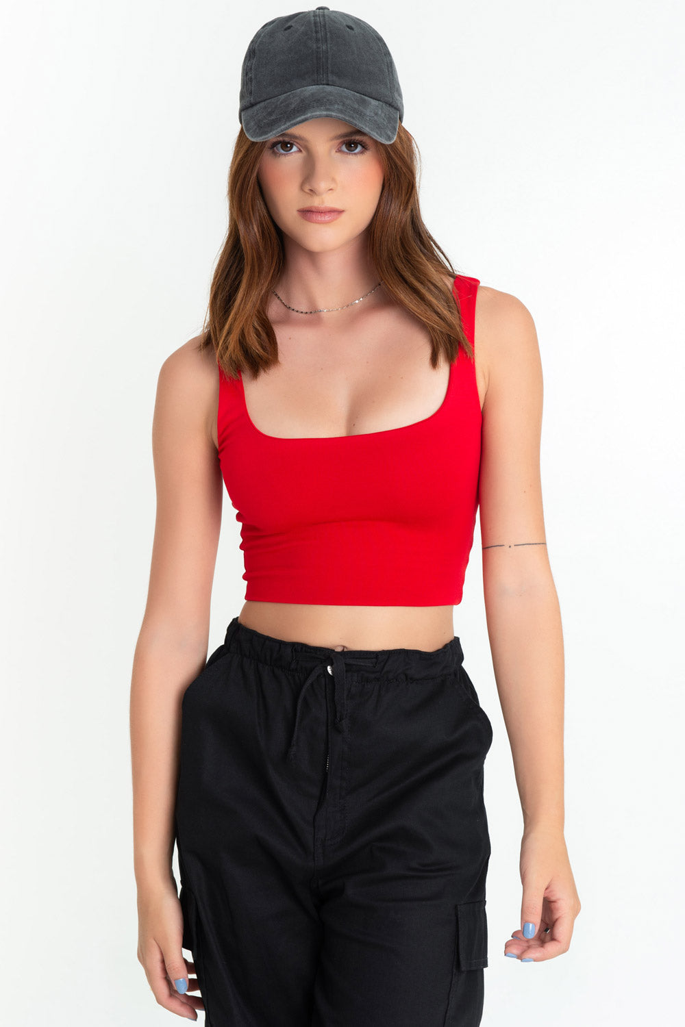 Crop top de tirantes, escote cuadrado y fit ajustado.