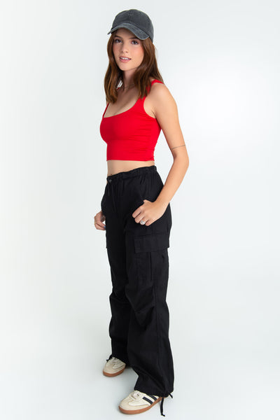 Crop top de tirantes, escote cuadrado y fit ajustado.