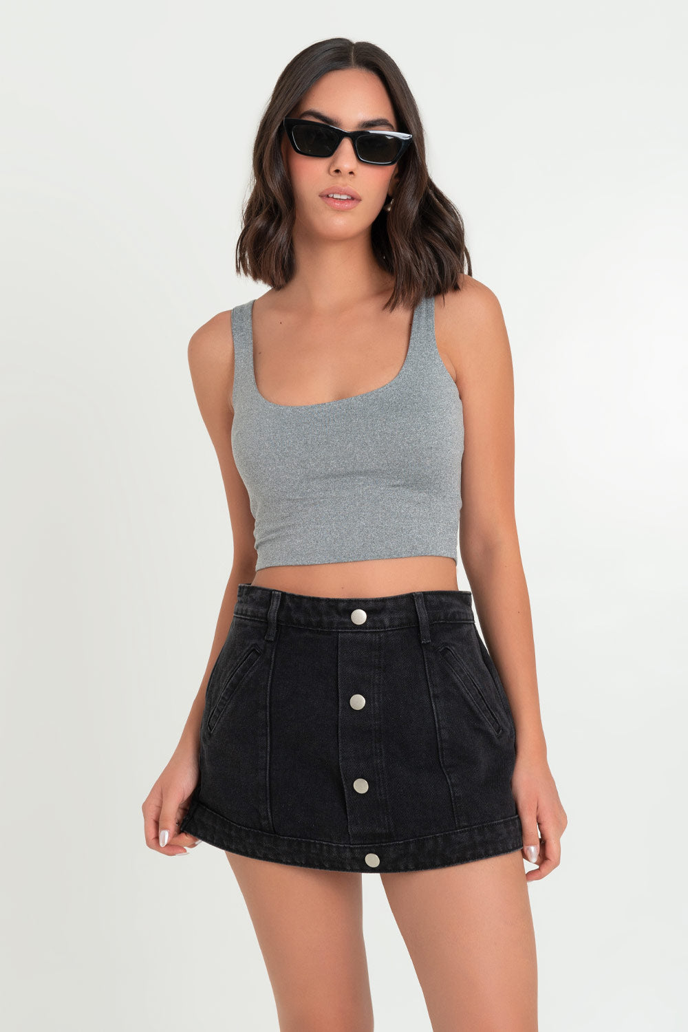 Crop top de tirantes, escote cuadrado y fit ajustado.