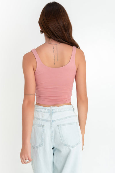 Crop top de tirantes, escote cuadrado y fit ajustado.