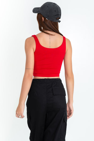 Crop top de tirantes, escote cuadrado y fit ajustado.