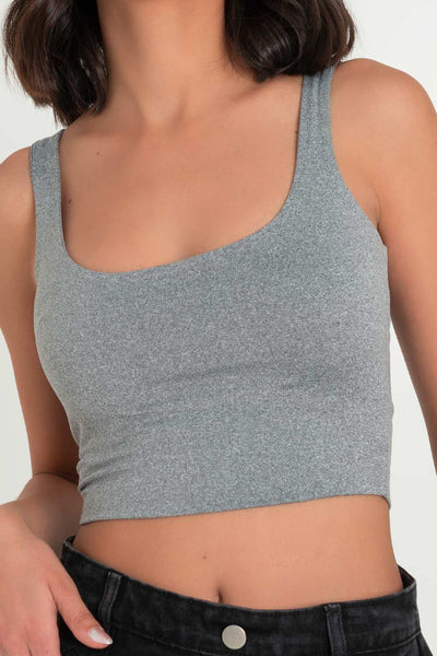 Crop top de tirantes, escote cuadrado y fit ajustado.