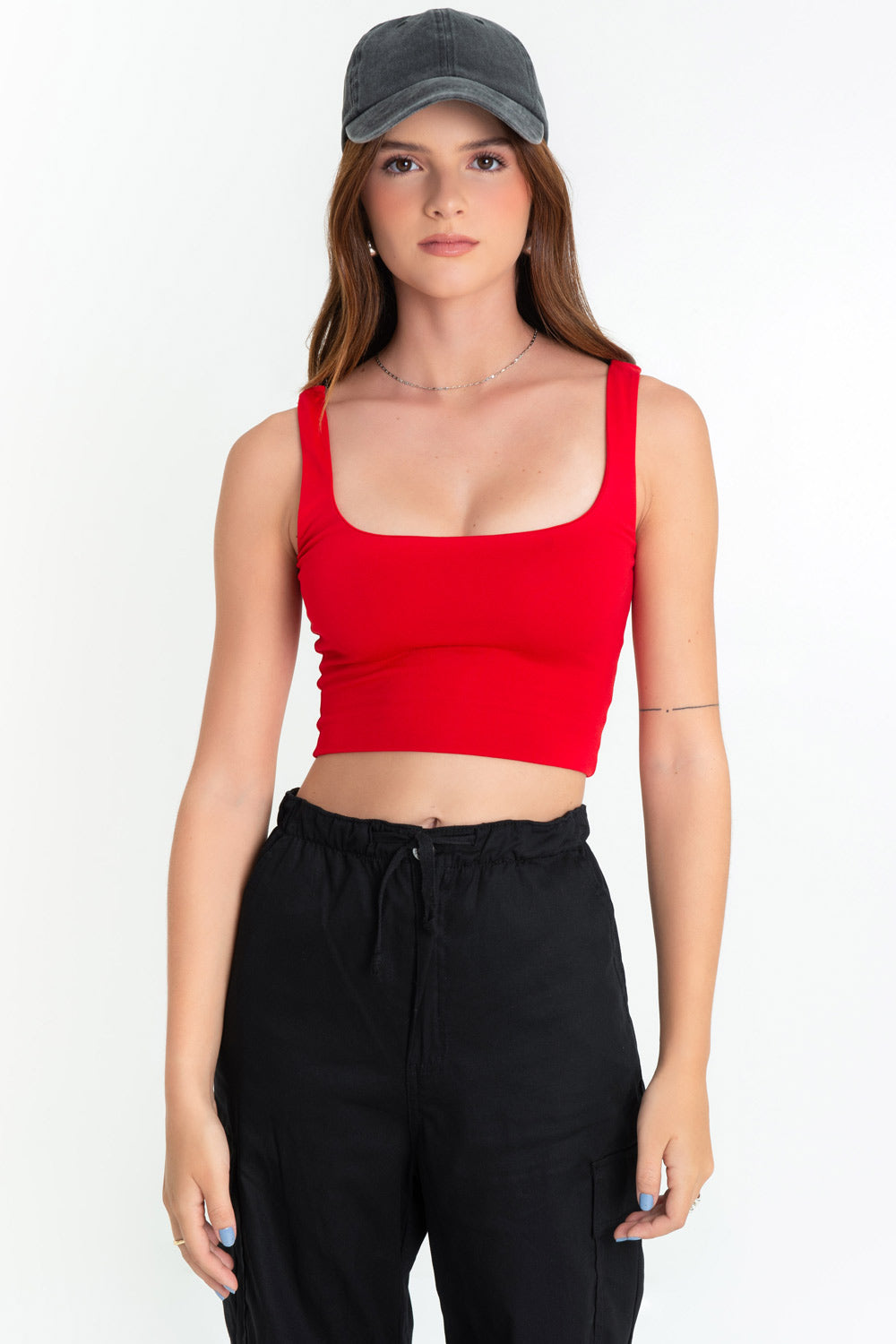 Crop top de tirantes, escote cuadrado y fit ajustado.