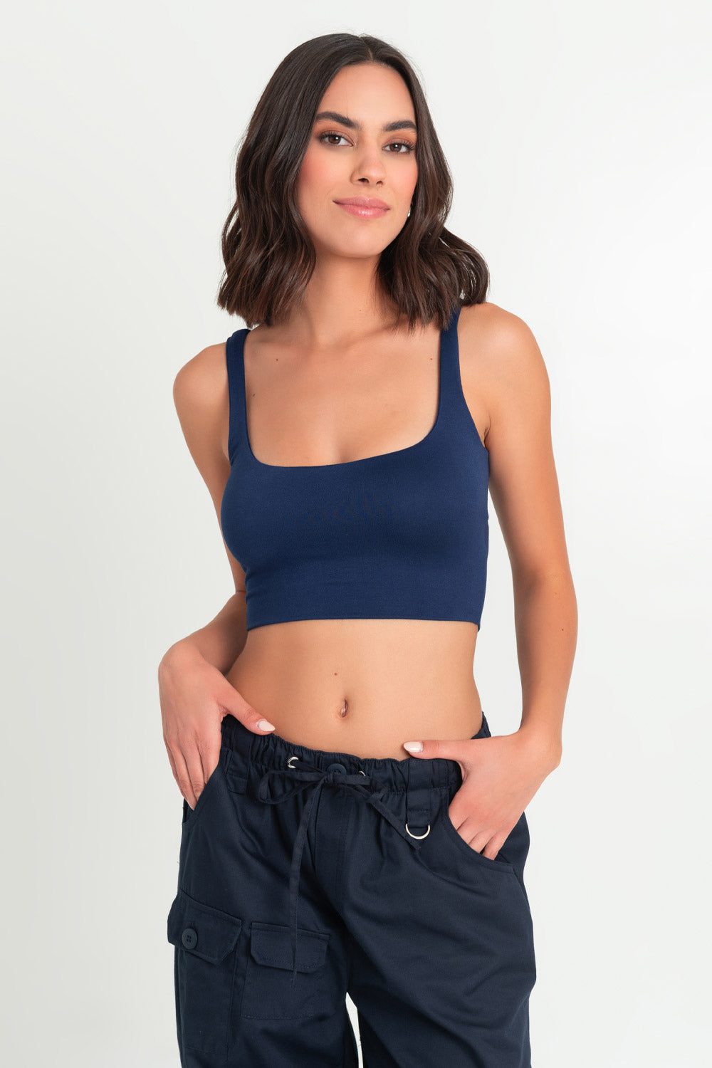 Crop top de tirantes, cuello redondo y fit ajustado.