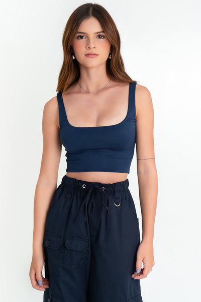 Crop top de tirantes, cuello redondo y fit ajustado.