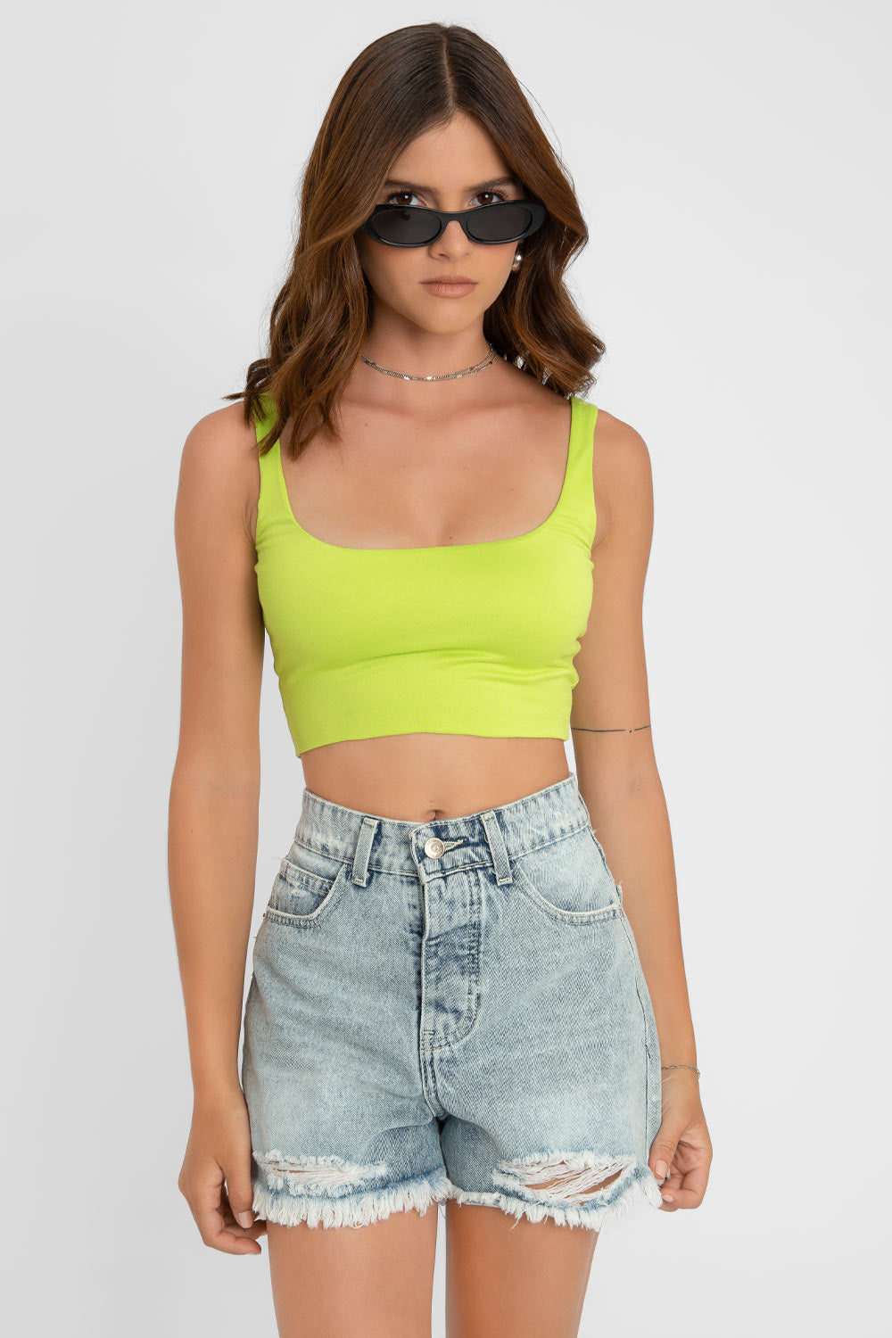 Crop top de tirantes, cuello redondo y fit ajustado.