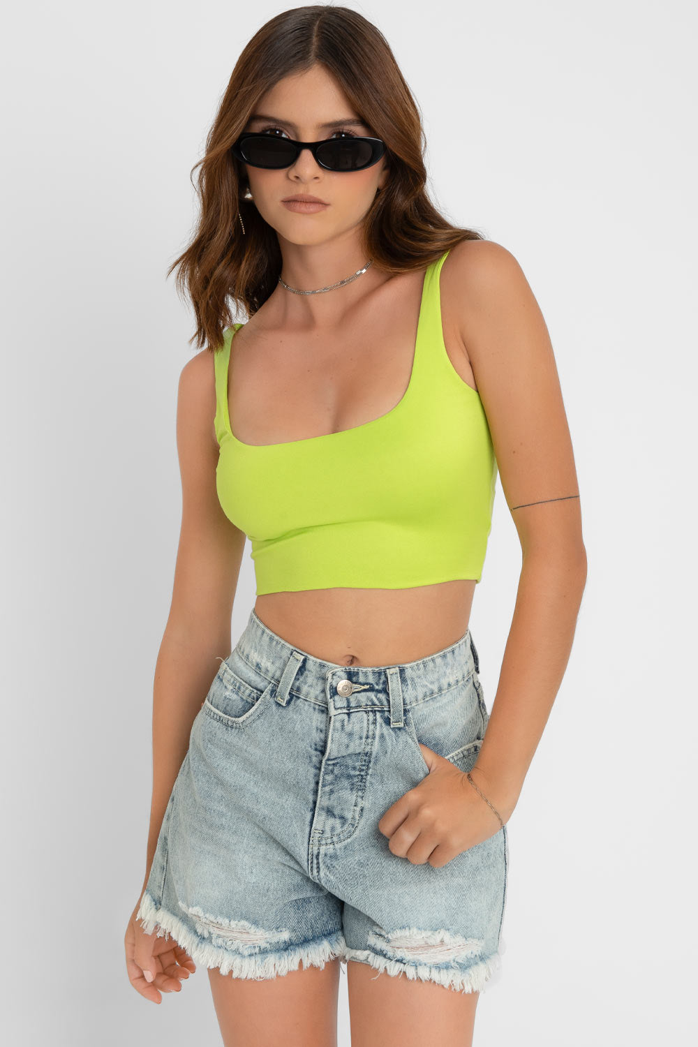 Crop top de tirantes, cuello redondo y fit ajustado.