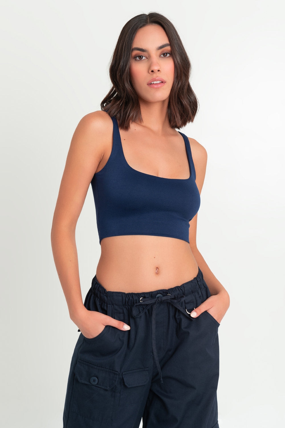 Crop top de tirantes, cuello redondo y fit ajustado.