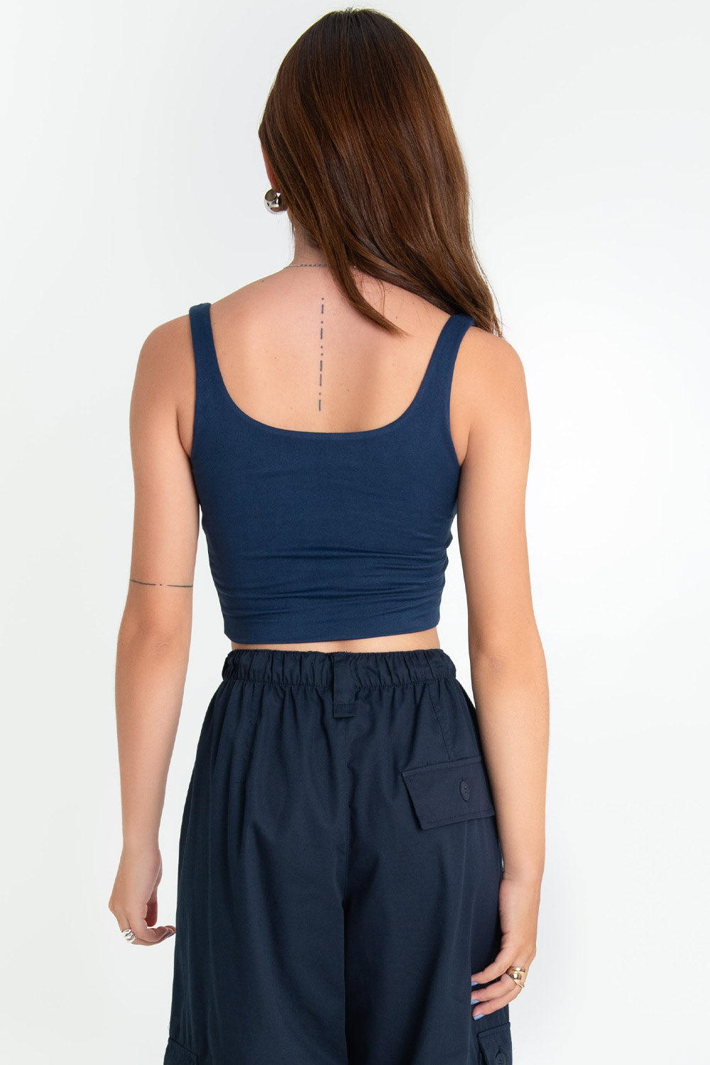 Crop top de tirantes, cuello redondo y fit ajustado.