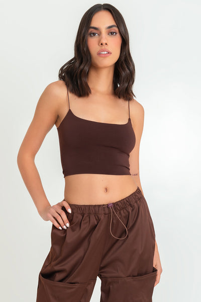 Crop top de fit ajustado, escote redondo y tirantes delgados elásticos.