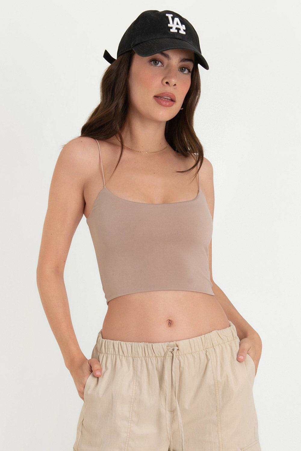 Crop top de fit ajustado, escote redondo y tirantes delgados elásticos.