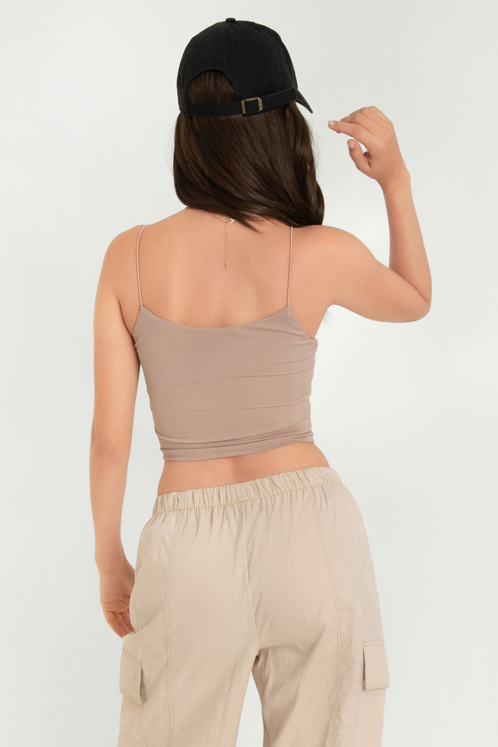 Crop top de fit ajustado, escote redondo y tirantes delgados elásticos.