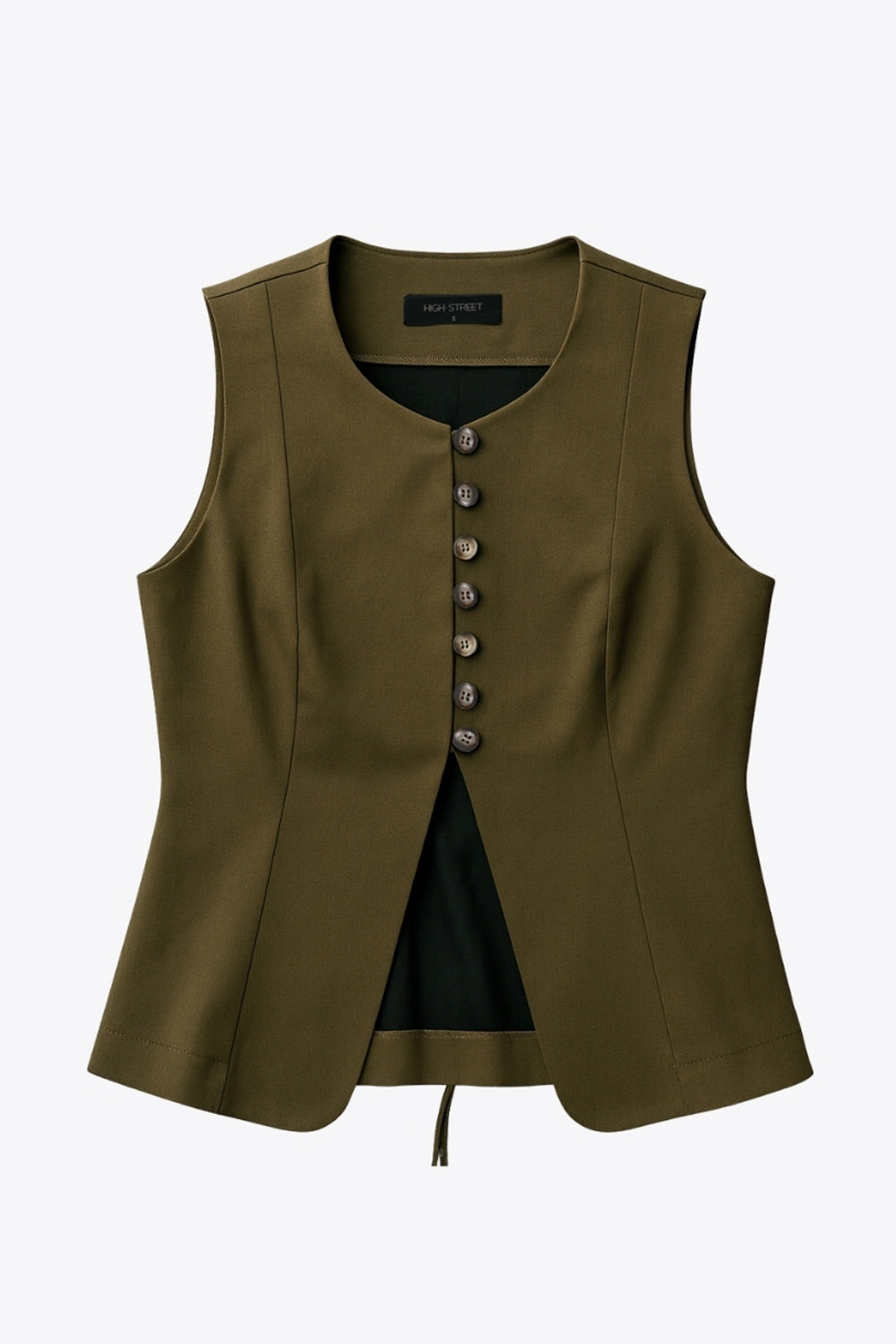 Chaleco de fit ajustado, cuello redondo, cierre frontal con hilera de botones en contraste, con abertura frontal en bajo y detalle de lazado ajustable en espalda.