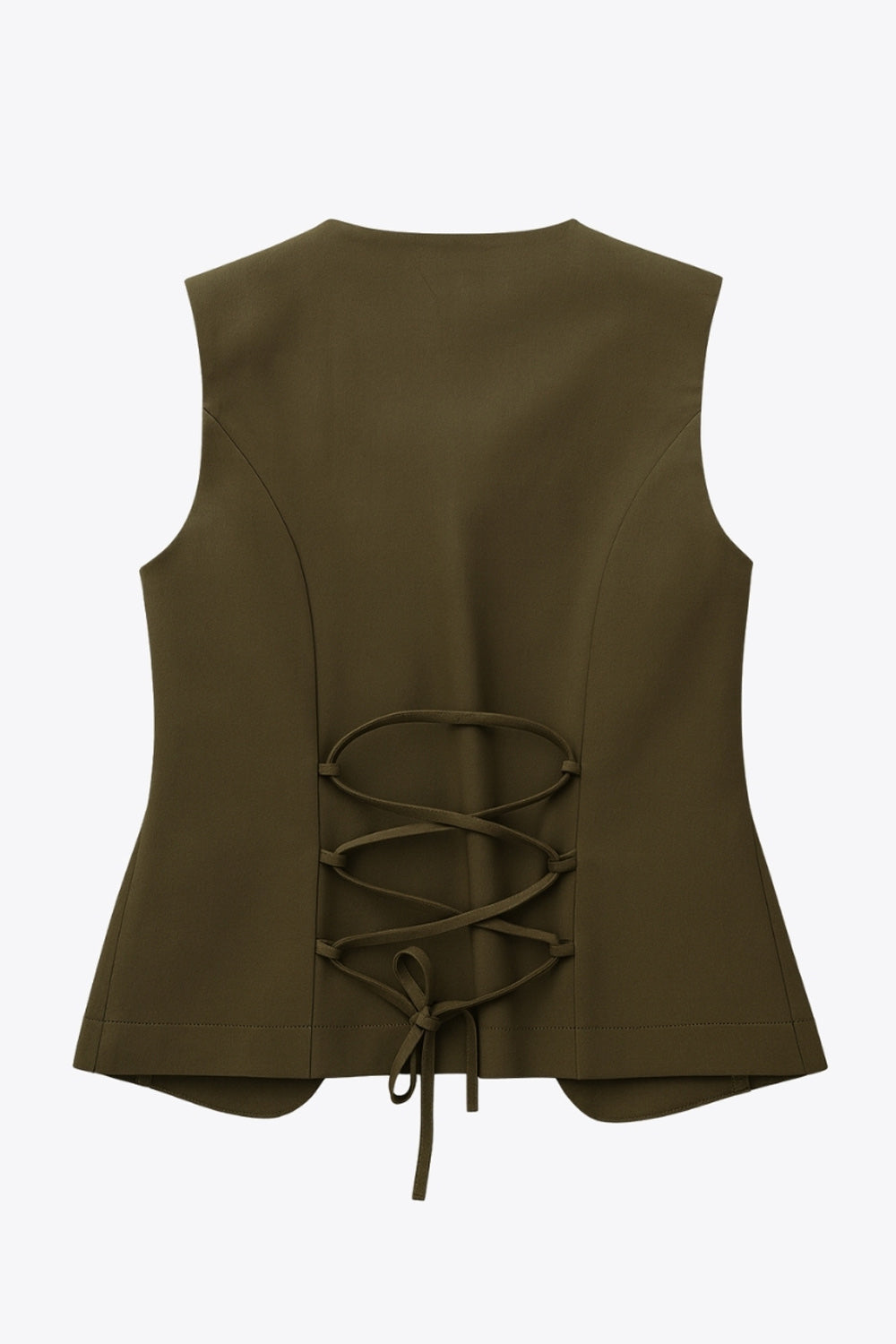 Chaleco de fit ajustado, cuello redondo, cierre frontal con hilera de botones en contraste, con abertura frontal en bajo y detalle de lazado ajustable en espalda.