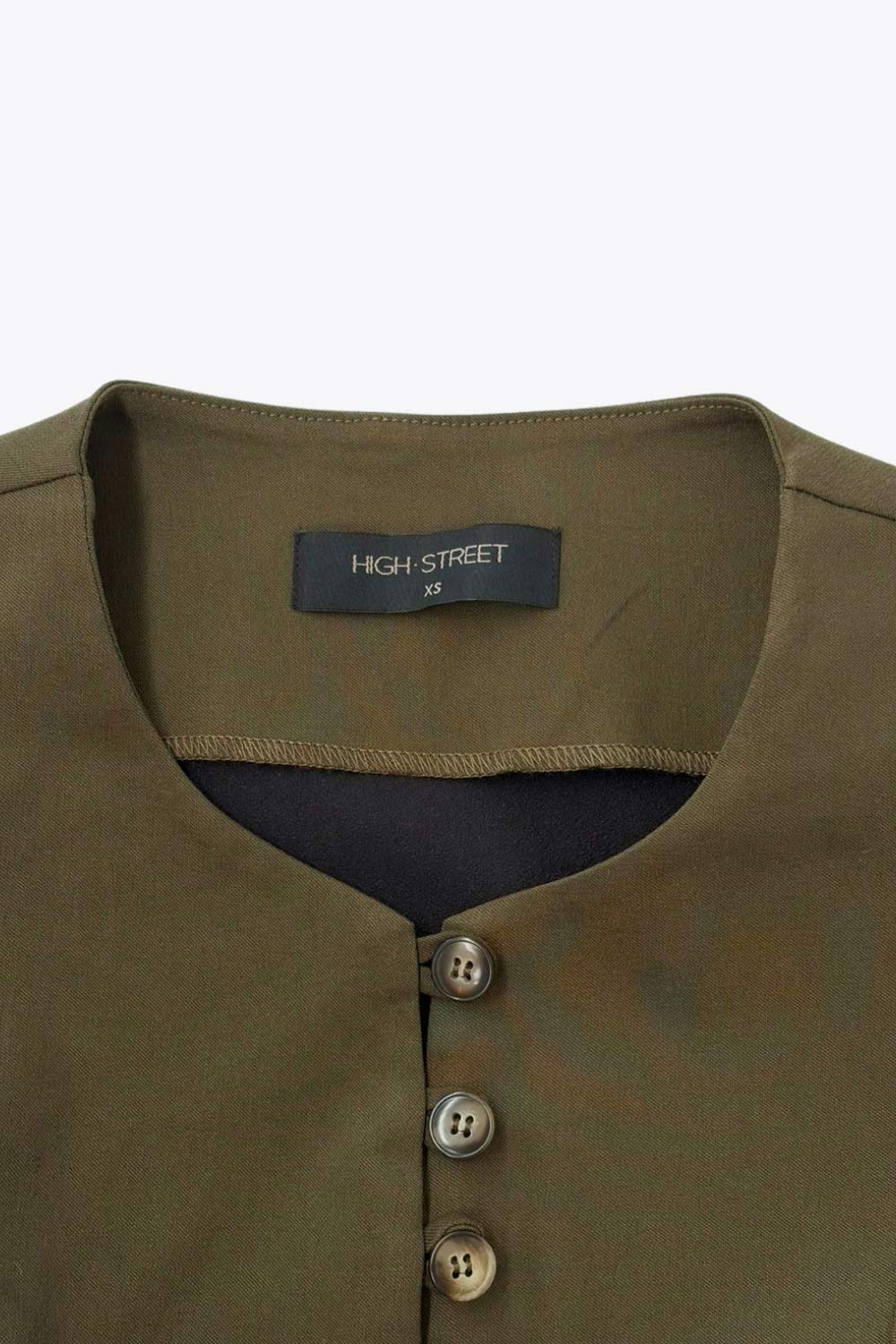 Chaleco de fit ajustado, cuello redondo, cierre frontal con hilera de botones en contraste, con abertura frontal en bajo y detalle de lazado ajustable en espalda.