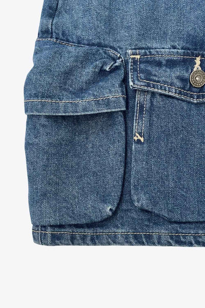 Falda corta cargo de denim, fit ajustado, cintura media con pretina y trabillas, bolsillos delanteros, laterales y posteriores cargo con cartera. Cierre frontal con cremallera oculta y botón en contraste.